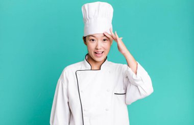 Güzel Asyalı kadın mutlu, şaşkın ve şaşırmış görünüyor. restoran şefi konsepti