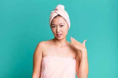 Güzel Asyalı kadın stresli, endişeli, yorgun ve hayal kırıklığına uğramış hissediyor. güzellik ve duş konsepti