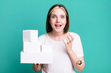 Genç ve güzel bir kadın umutsuz, hayal kırıklığına uğramış ve stresli görünüyor. beyaz boş kutular