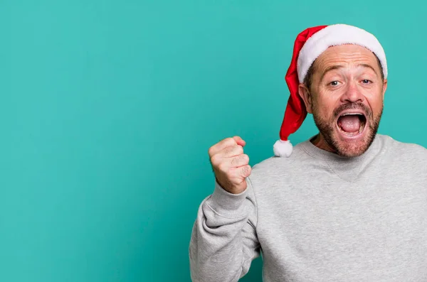 中年男性はショックを受けて笑って成功を祝っています クリスマスのコンセプト — ストック写真