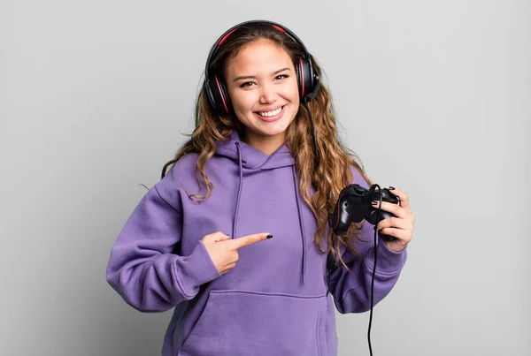 Hispanic Pretty Woman Smiling Cheerfully Feeling Happy Pointing Side Gamer — Stockfoto