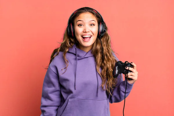 Hispanic Pretty Woman Looking Happy Pleasantly Surprised Gamer Concept — Foto Stock