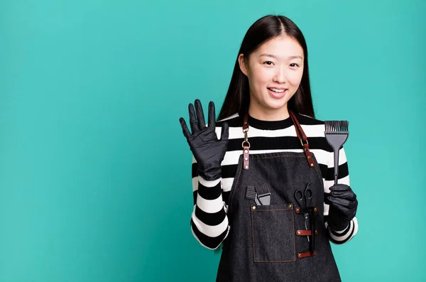 Mooie Aziatische Vrouw Glimlachend Gelukkig Zwaaiende Hand Verwelkomen Groeten Kappersconcept — Stockfoto