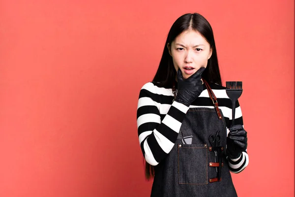 Jolie Femme Asiatique Avec Bouche Les Yeux Grands Ouverts Main — Photo
