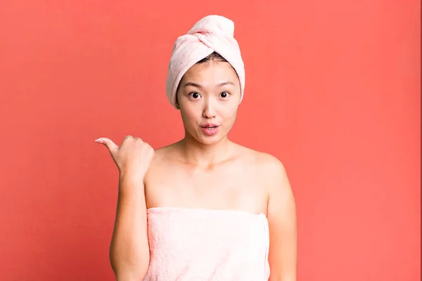 Pretty Asian Woman Looking Astonished Disbelief Beauty Shower Concept — Stock Photo, Image