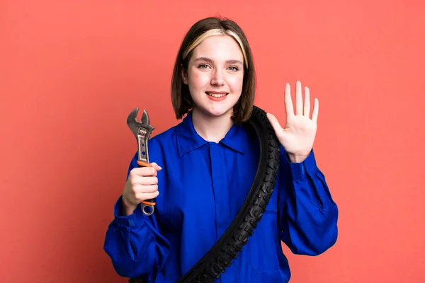 Jonge Mooie Vrouw Glimlachend Vriendelijk Toont Nummer Vijf Fietsmonteur Concept — Stockfoto
