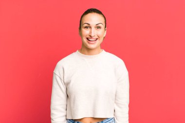 Genç ve güzel bir kadın mutlu ve hoş bir şekilde şaşırmış görünüyor.