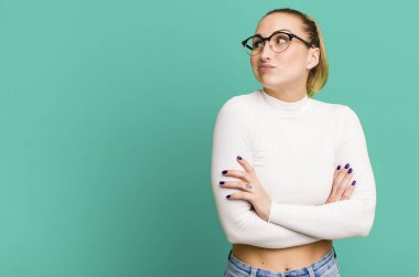 Genç ve güzel bir kadın stresli, endişeli, yorgun ve hayal kırıklığına uğramış hissediyor.