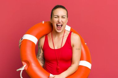 Genç ve güzel bir kadın agresif bir şekilde bağırıyor, çok kızgın görünüyor. yaz ve cankurtaran konsepti