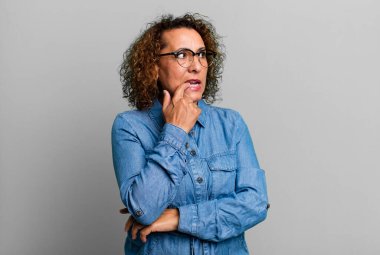 Orta yaşlı, şaşkın, endişeli, endişeli ya da korkmuş bakışları olan İspanyol bir kadın.