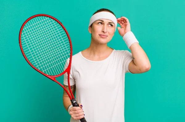 年轻漂亮的女人感到困惑和困惑 网球概念 — 图库照片