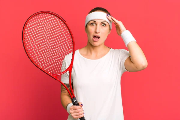 年轻漂亮的女人看上去很高兴 很惊讶 很惊讶 网球概念 — 图库照片