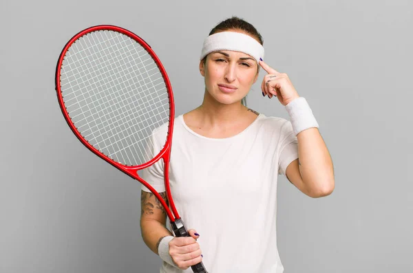 年轻漂亮的女人感到困惑和困惑 表明你疯了 网球概念 — 图库照片