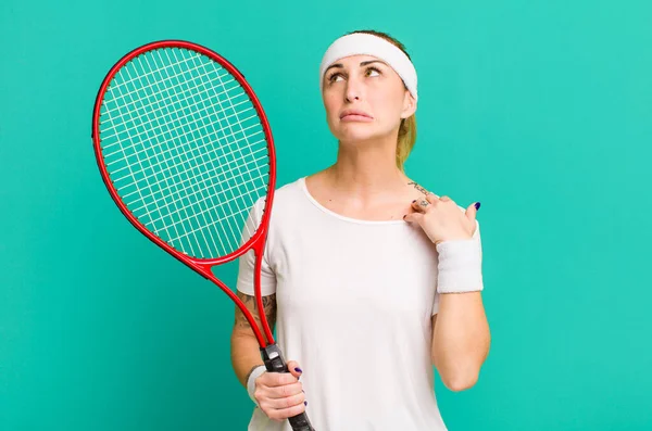 若い女性はストレス そして不満を感じています テニスのコンセプト — ストック写真