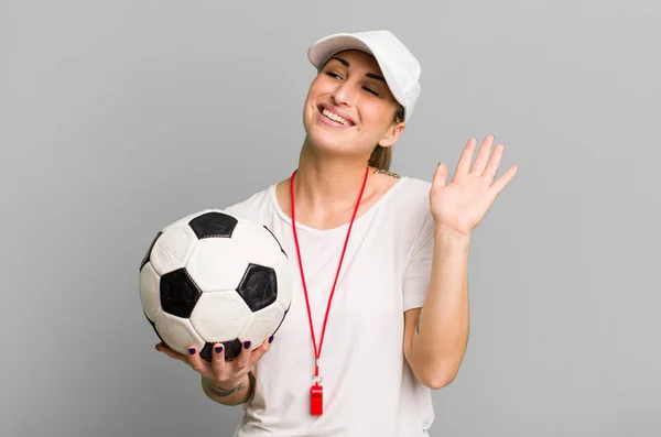 Jonge Mooie Vrouw Glimlacht Gelukkig Zwaaiende Hand Verwelkomen Groeten Voetbalcoach — Stockfoto