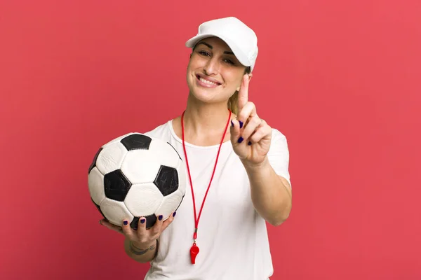 Jonge Mooie Vrouw Glimlachend Vriendelijk Toont Nummer Een Voetbalcoach Concept — Stockfoto