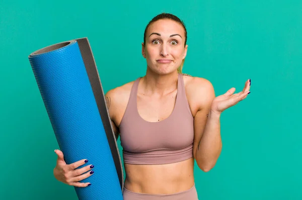 Jonge Mooie Vrouw Voelt Zich Verward Verward Twijfelend Fitness Yoga — Stockfoto