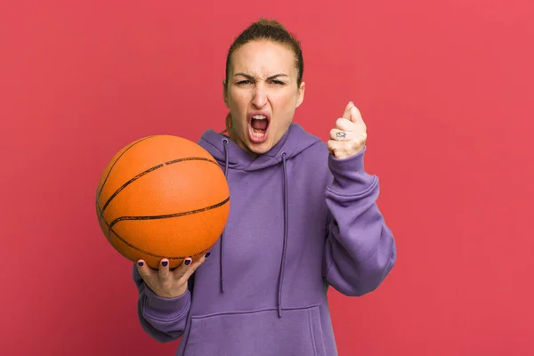 Giovane Bella Donna Gridando Aggressivamente Con Espressione Arrabbiata Concetto Basket — Foto Stock
