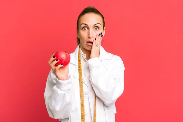 Young Pretty Woman Feeling Shocked Scared Dietician Concept — Stock Photo, Image