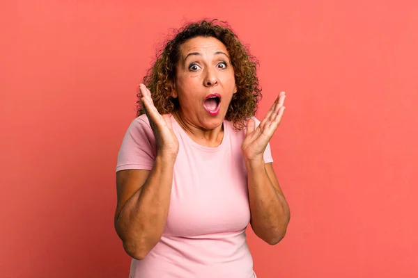 Latynoska Kobieta Średnim Wieku Czuje Się Zszokowana Podekscytowana Śmieje Się — Zdjęcie stockowe