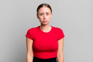 Üzgün ve mızmız hissediyorum, mutsuz bir bakışla, olumsuz ve hayal kırıklığına uğramış bir tavırla ağlıyorum.