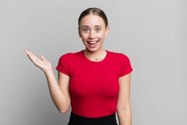 Mutlu, şaşkın ve neşeli hissetmek, olumlu bir tavırla gülümsemek, bir çözüm ya da fikir gerçekleştirmek.