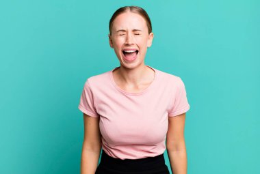 Saldırgan bir şekilde bağırmak, sinirli, sinirli, öfkeli ya da sinirli görünmek, haykırmak yok