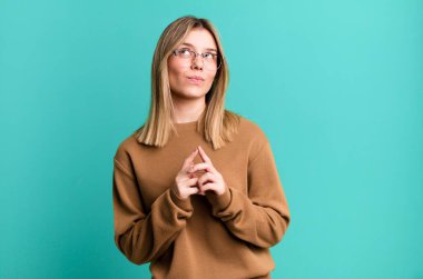 Sarışın, güzel bir kadın entrika çeviriyor, komplo kuruyor, sinsi hileler ve hilekârlıklar düşünüyor, kurnaz ve ihanet ediyor.