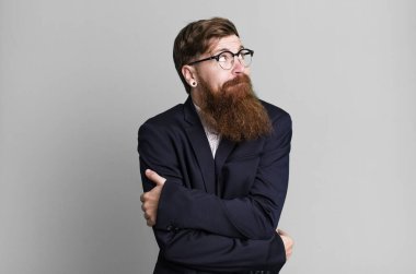 Uzun sakallı adam omuz silkiyor, kafası karışık ve kararsız. iş kavramı