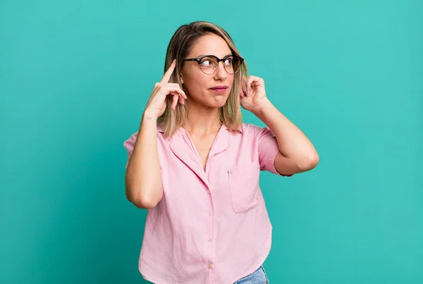 Blonde Adult Woman Feeling Confused Doubting Concentrating Idea Thinking Hard — Foto Stock