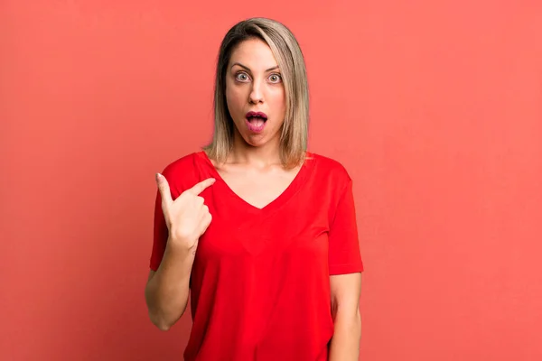 Blonde Adult Woman Looking Shocked Surprised Mouth Wide Open Pointing — ストック写真