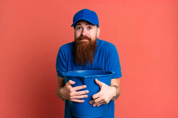 若い大人の赤い髪の髭のクールな男 窓洗浄機のコンセプト — ストック写真