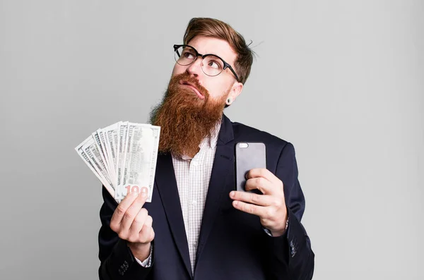 Junge Erwachsene Rote Haare Bärtige Coole Geschäftsmann Mit Rechnungen Und — Stockfoto