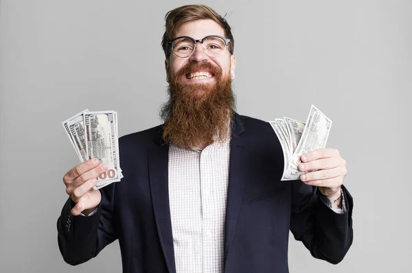 Genç Kızıl Saçlı Sakallı Havalı Adamı Dolar Banknotları Var — Stok fotoğraf