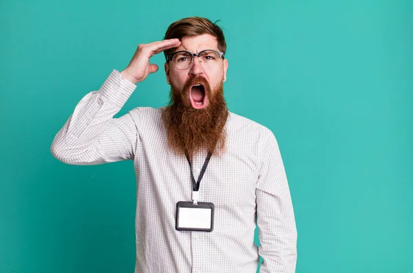 Homem Barba Longa Olhando Feliz Surpreso Surpreso Conceito Acreditação Crachá — Fotografia de Stock