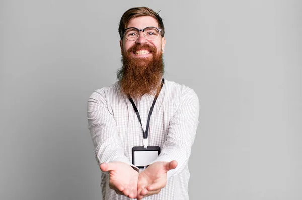 Длинная Борода Человек Счастливо Улыбается Дружелюбным Предлагая Показывая Концепцию Концепция — стоковое фото