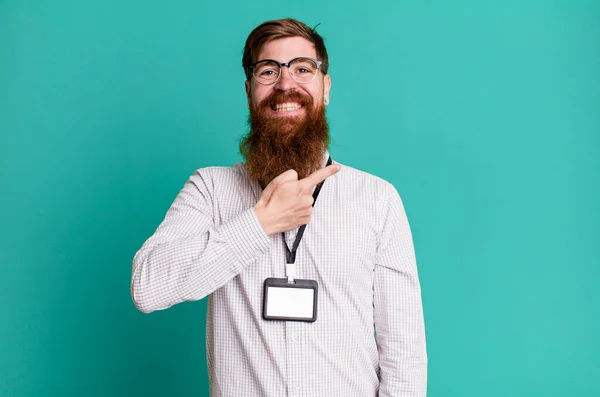 長い髭の男は陽気に笑って幸せを感じ横を指差す Vipバッジ認定コンセプト — ストック写真