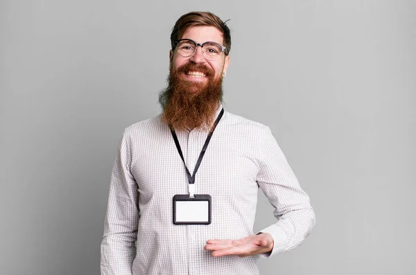 Длинный Бородатый Мужчина Весело Улыбается Чувствует Себя Счастливым Показывает Концепцию — стоковое фото