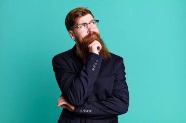 Uzun sakallı adam düşünüyor, kuşkulu ve şaşkın hissediyor. iş kavramı