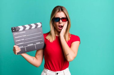 Genç ve güzel bir kadın şok olmuş ve korkmuş hissediyor. film, sinema ve film konsepti