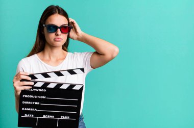 Genç ve güzel bir kadın mutlu bir şekilde gülümsüyor ve hayal kuruyor ya da şüphe ediyor. Sinema filmi veya film konsepti