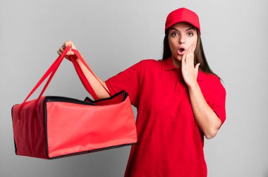 Genç ve güzel bir kadın şok olmuş ve korkmuş hissediyor. Pizza teslimatı kavramı