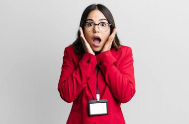 İspanyol güzel bir kadın akreditasyon kartıyla şok olmuş ve korkmuş hissediyor.