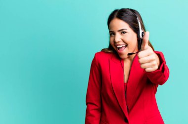 İspanyol güzel kadın gururlu, başparmağıyla olumlu gülümsüyor. tele pazarlama kavramı