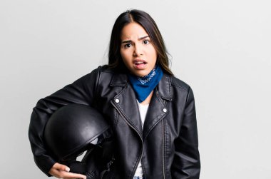 İspanyol güzel kadın şaşkın ve şaşkın hissediyor. Motosiklet sürücüsü konsepti