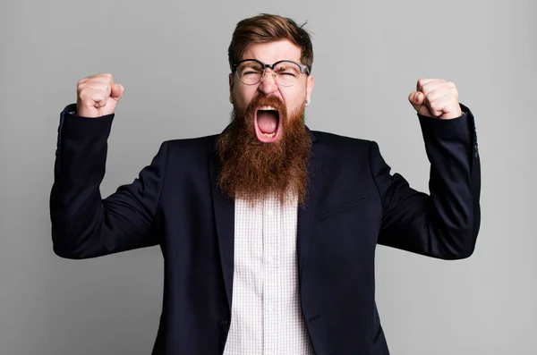 Homem Barba Longa Gritando Agressivamente Com Uma Expressão Irritada Conceito — Fotografia de Stock