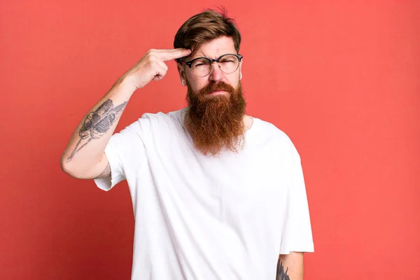 Barba Larga Pelo Rojo Hombre Sintiéndose Confundido Perplejo Mostrando Que —  Fotos de Stock