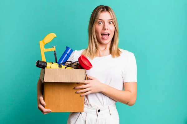 Young Pretty Woman Looking Very Shocked Surprised Toolbox Housekeeper Concept — Stock Photo, Image