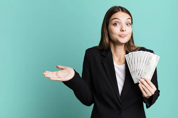 Young Pretty Woman Feeling Puzzled Confused Doubting Business Dolla Banknotes — Stock Photo, Image