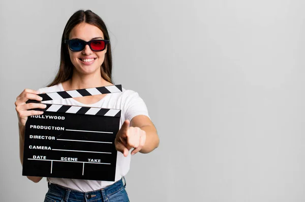 若い女性がカメラを指差してる 映画や映画のコンセプト — ストック写真